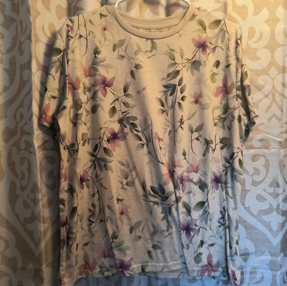 Floral Print Short-Sleeve Tee in Cream and Lavender